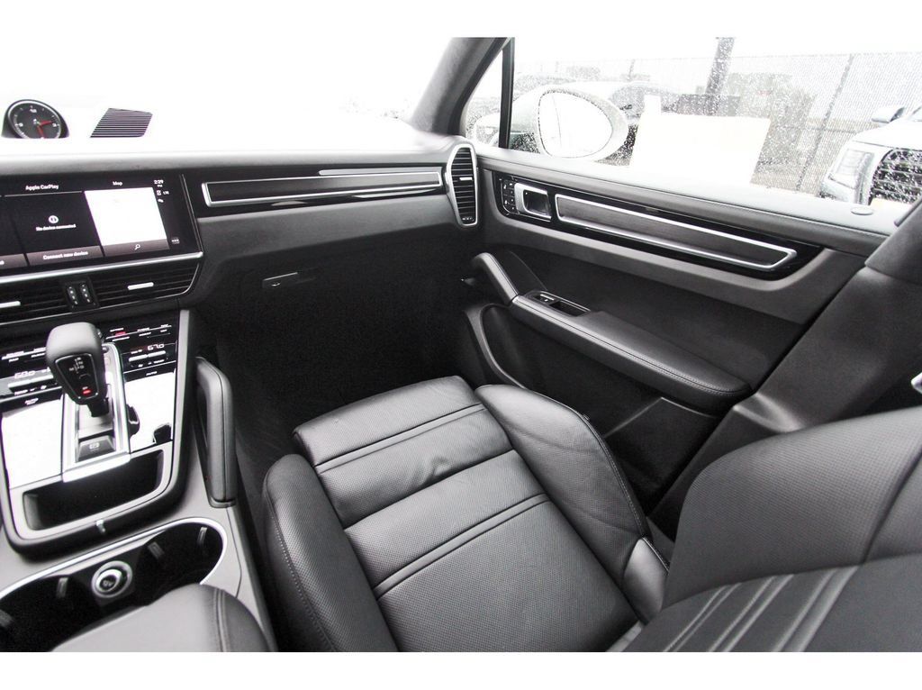 Used 2023 Porsche Cayenne GTS AWD/4WD image 10