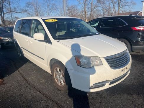 Used 2013 Chrysler Town & Country Touring image 3