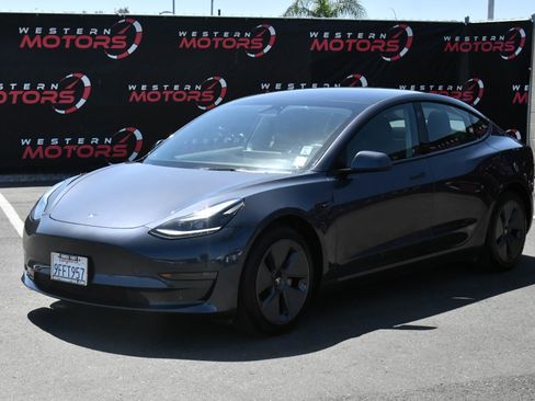 Used 2023 Tesla Model 3 Standard Range image 3