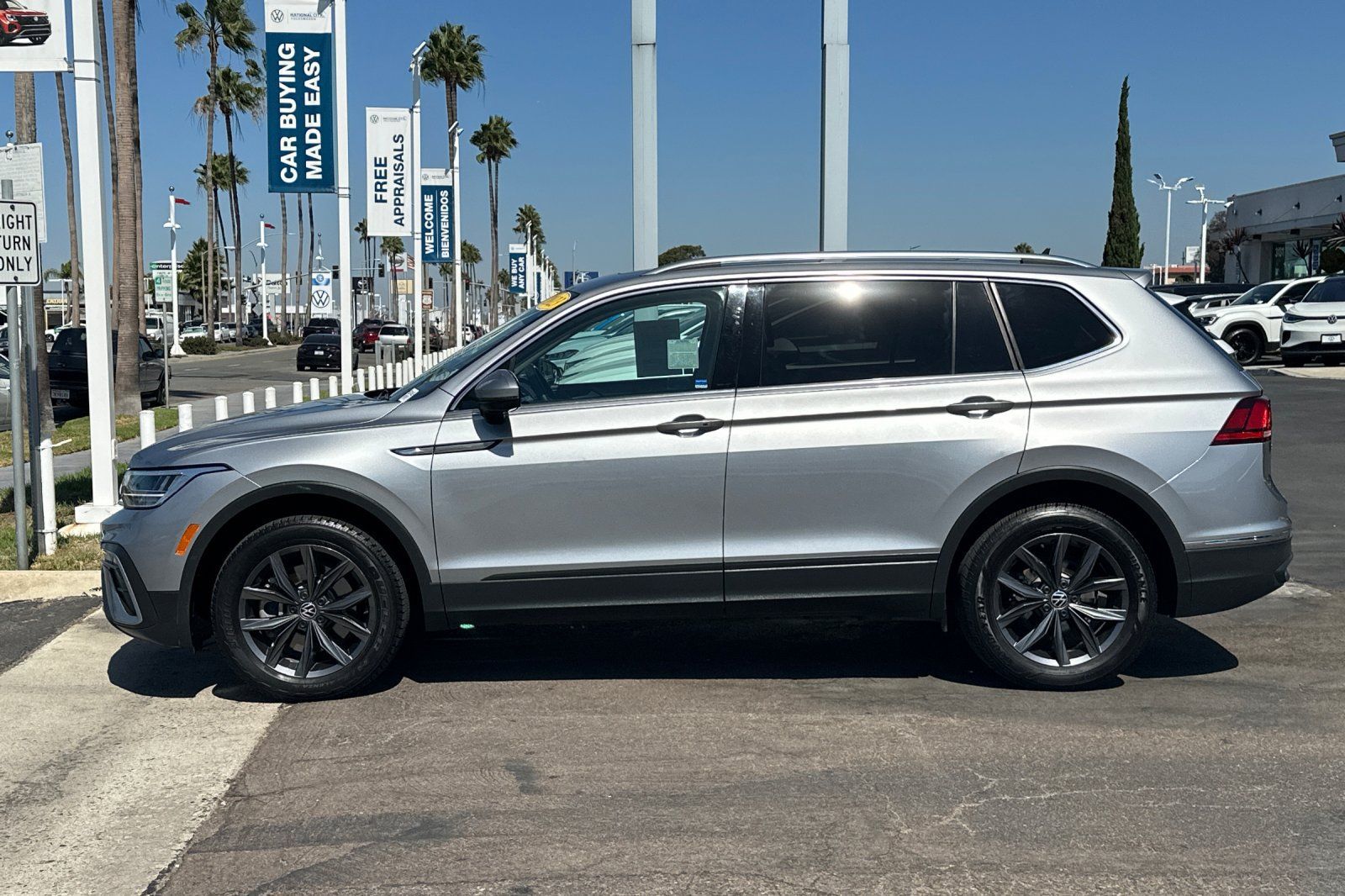 Used 2023 Volkswagen Tiguan SE w/ Panoramic Sunroof Package FWD image 7
