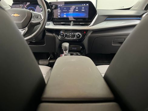 Used 2025 Chevrolet Trax LT w/ LT Convenience Package FWD image 35