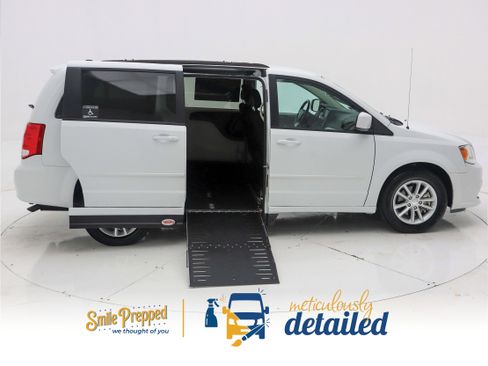 Used 2016 Dodge Grand Caravan SXT w/ UConnect Hands-Free Group image 2