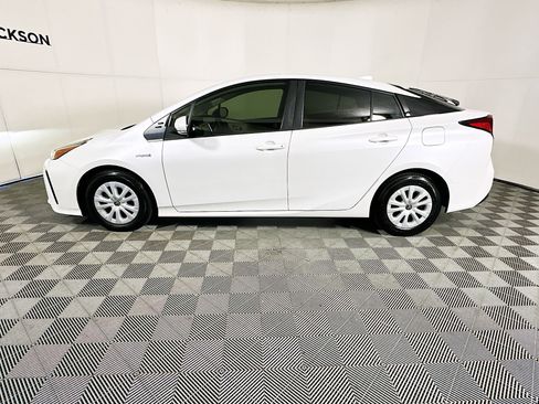 Used 2021 Toyota Prius XLE image 6
