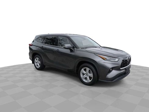 Used 2021 Toyota Highlander LE AWD/4WD image 2