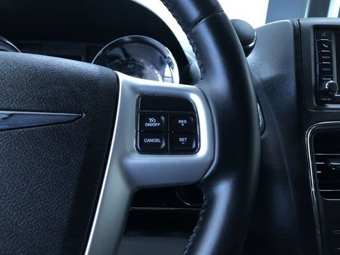 Used 2015 Chrysler Town & Country Touring FWD image 27