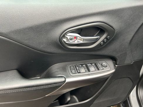 Used 2020 Jeep Cherokee Limited image 23