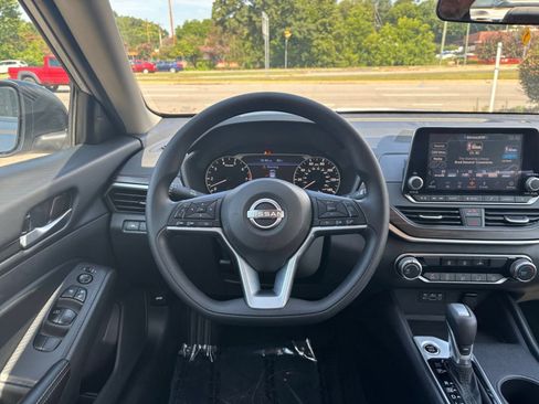 Used 2025 Nissan Altima 2.5 SV FWD image 34