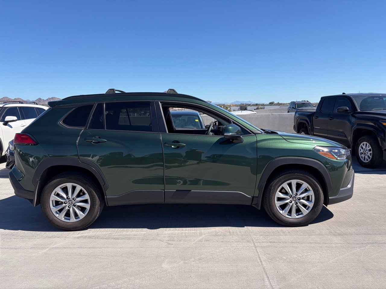 Used 2024 Toyota Corolla Cross LE w/ Moonroof Package FWD image 3