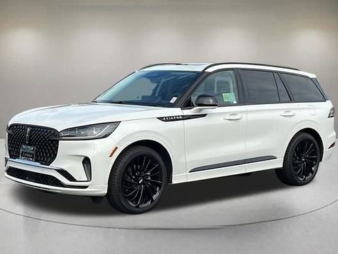 New 2026 Lincoln Aviator Reserve w/ Luxury Package image 2