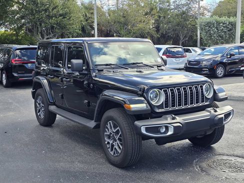 Used 2025 Jeep Wrangler Unlimited Sahara AWD/4WD image 2