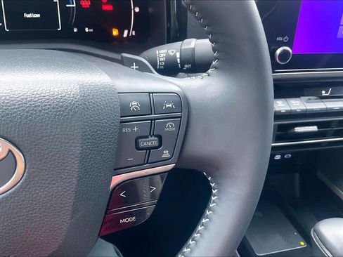 Used 2025 Toyota Camry SE w/ Convenience Package image 24