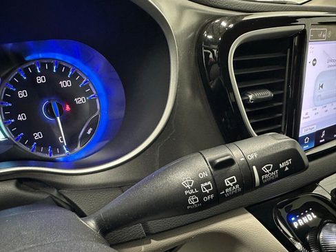 Used 2023 Chrysler Pacifica Touring-L image 22