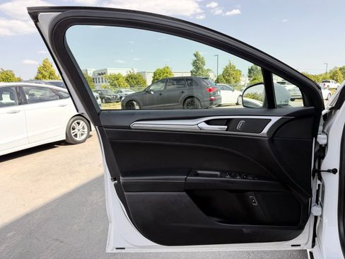 Used 2019 Ford Fusion SE FWD image 10