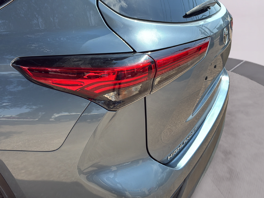 Used 2023 Toyota Highlander LE FWD image 32