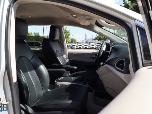 Used 2024 Chrysler Pacifica Touring-L FWD image 30