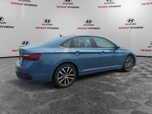 Used 2025 Volkswagen Jetta SE FWD image 3
