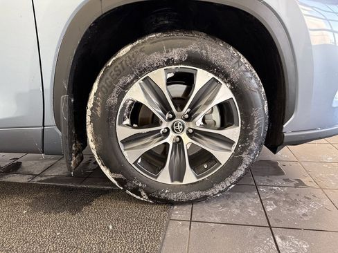 Certified 2024 Toyota Highlander XLE image 57