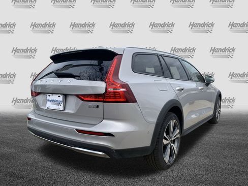 Used 2025 Volvo V60 B5 Cross Country Plus image 10