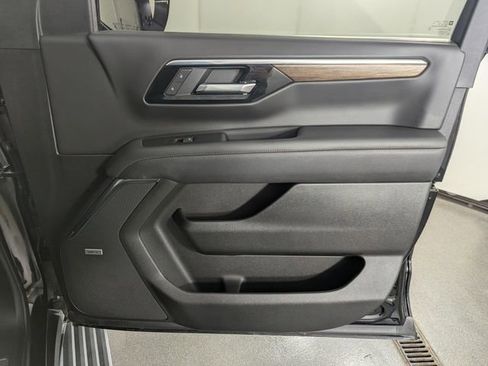 Used 2025 Chevrolet Suburban High Country AWD/4WD image 30