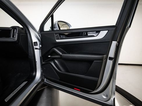 Certified 2024 Porsche Cayenne Coupe AWD/4WD image 27