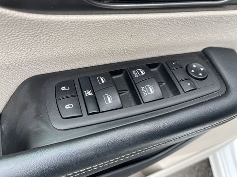 Used 2023 Chrysler Pacifica Touring-L FWD image 15