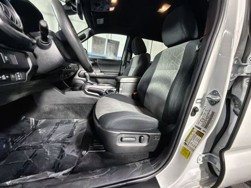 Used 2022 Toyota Tacoma TRD Off-Road image 32