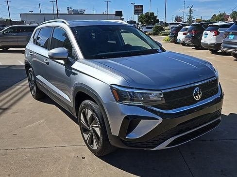 Used 2024 Volkswagen Taos SE image 3