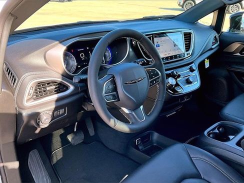 New 2026 Chrysler Pacifica Select image 9