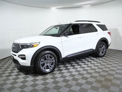 Used 2024 Ford Explorer XLT w/ Equipment Group 202A image 5