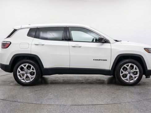 Used 2025 Jeep Compass Latitude AWD/4WD image 11