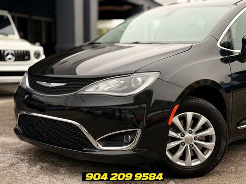 Used 2019 Chrysler Pacifica Touring-L FWD image 2