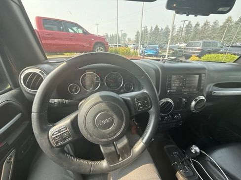 Used 2017 Jeep Wrangler Unlimited Sahara w/ Connectivity Group AWD/4WD image 3