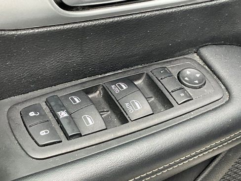 Used 2023 Chrysler Pacifica Touring FWD image 25