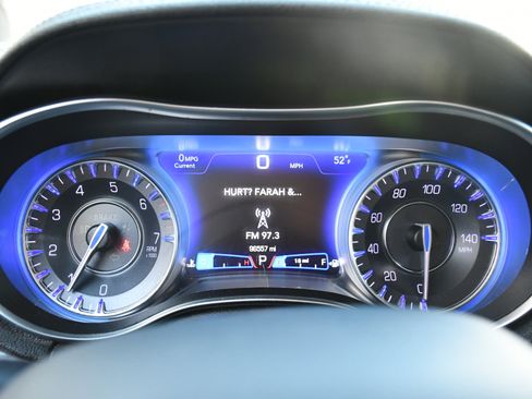 Used 2019 Chrysler 300 Touring w/ Chrome Appearance Package image 11