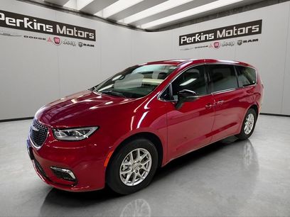 Used 2025 Chrysler Pacifica Select