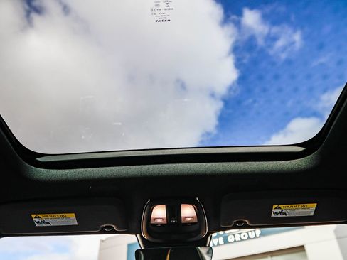 Used 2023 Volvo XC40 Recharge Ultimate image 18