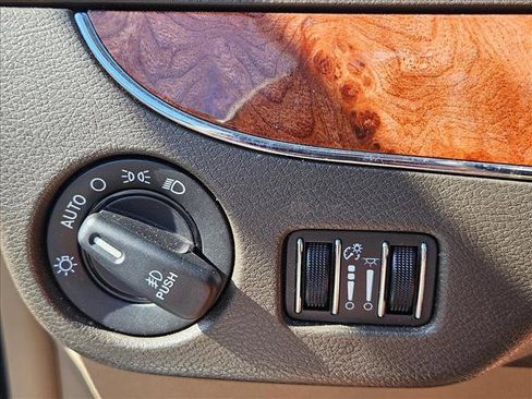 Used 2015 Chrysler Town & Country Touring FWD image 10
