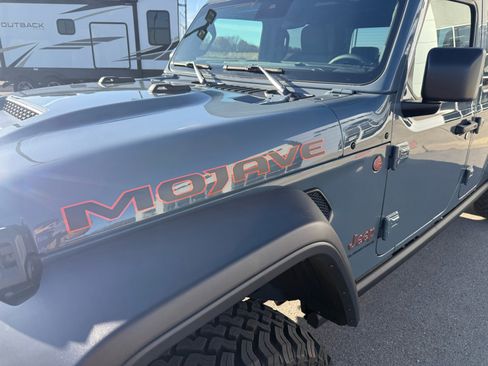 Used 2025 Jeep Gladiator Mojave w/ Convenience Group image 12