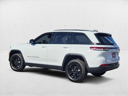 New 2025 Jeep Grand Cherokee Altitude image 9