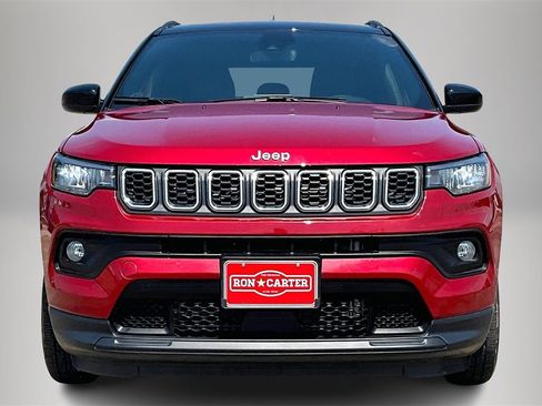 Used 2025 Jeep Compass Latitude image 3