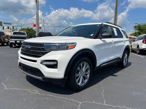 Certified 2022 Ford Explorer XLT w/ Equipment Group 202A AWD/4WD image 3
