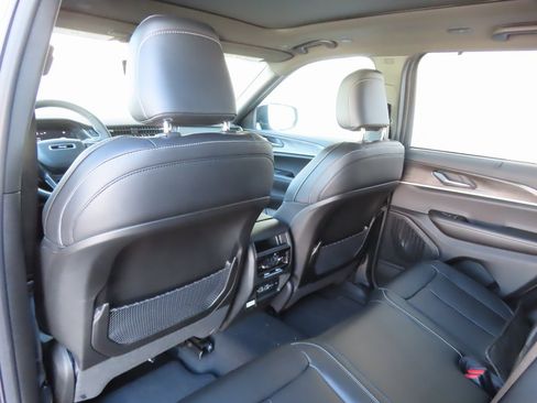 New 2025 Jeep Grand Cherokee Limited w/ Luxury Tech Group II image 22