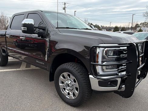 Used 2025 Ford F250 Lariat w/ Chrome Package image 5