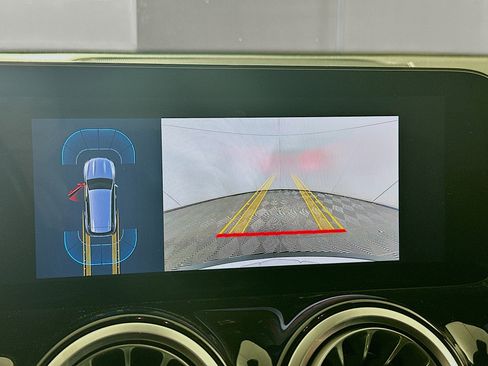 Used 2025 Mercedes-Benz GLB 250 4MATIC image 22