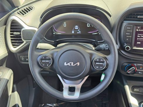Used 2023 Kia Soul LX w/ LX Technology Package FWD image 18