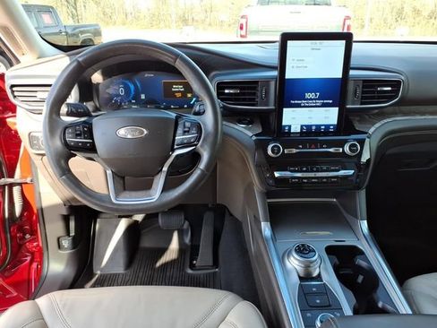 Used 2022 Ford Explorer Platinum w/ Equipment Group 601A image 7