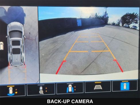 Used 2022 Chevrolet Traverse LT image 36