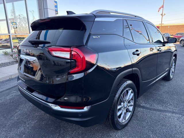 Used 2023 GMC Terrain SLT w/ Tech Package FWD image 3