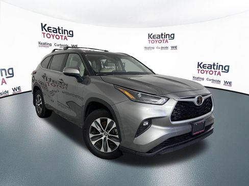 Used 2025 Toyota Highlander XLE AWD/4WD image 3