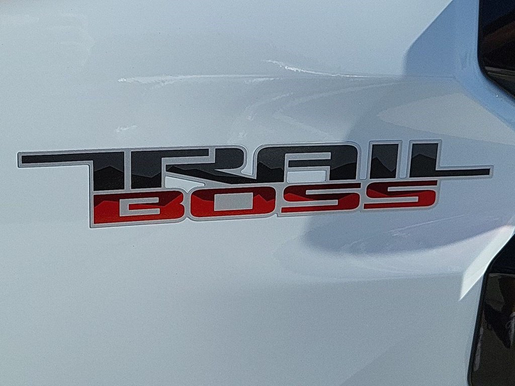 Used 2026 Chevrolet Colorado Trail Boss w/ LPO, Tailgate Decal Package AWD/4WD image 38